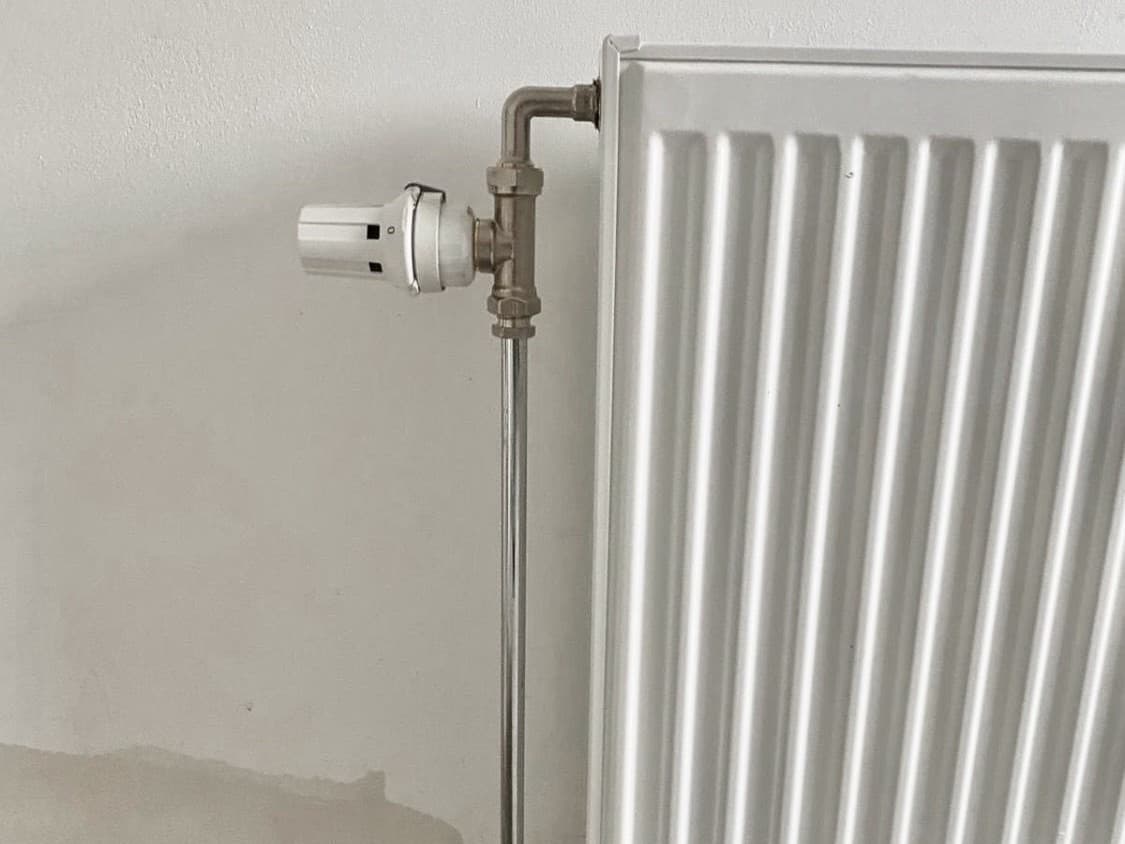 Ausgetauschter Heizkörper mit neuem Thermostatventil in Mannheim