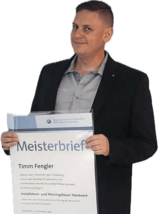 Timm Fengler mit seinem Meisterbrief - Inhaber von SANIVARO